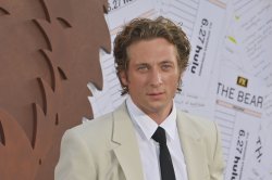 Chicago man wins $50, pack of Marlboros in Jeremy Allen White look-alike contest