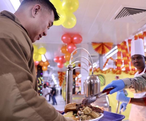For holiday, U.S. service members receive messages of thanks, meals of plenty
