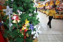 Holiday spending to rise as big earners spur uptick, analysts say