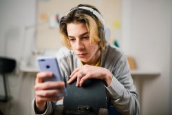 Psychologist group issues guidance for parents on teen online video use