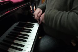 Romanian pianist hits piano key 500 times in 30 seconds