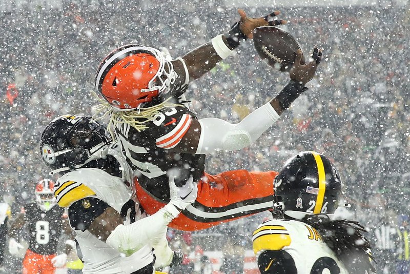 Cleveland Browns tight end David Njoku (85) makes a catch for a two-point conversion against the Pittsburgh Steelers on Thursday at Huntington Bank Field in Cleveland. Photo by Aaron Josefczyk/UPI